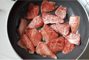 お肉を焼く