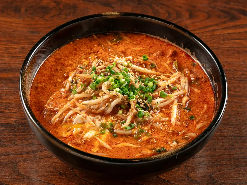 黒松麺は辛さの中に、鶏がらスープのあっさり感がやみつきになる味わいです。是非ご堪能ください