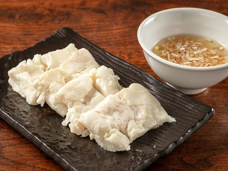 黒松の「ホルモンの明石焼き」は、特製出汁にくぐらせることでさっぱりした味わいを楽しめます