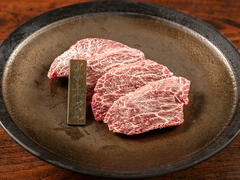 黒松の「和牛上ハラミ」は、薄すぎず厚すぎない絶妙なカットで仕上げられた一品です。風味豊かな味わいを存分にお楽しみください