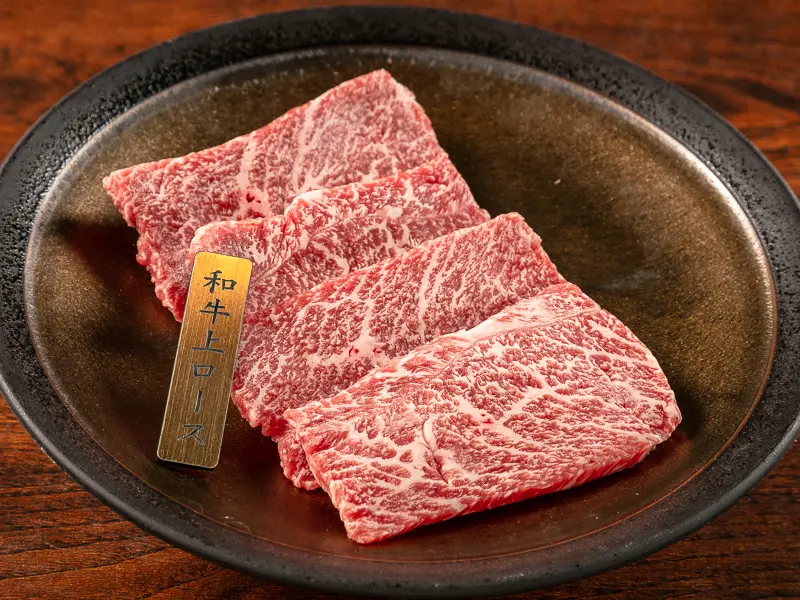 黒松の「和牛上ロース」は、軽く火を通すだけで、とろけるような食感と脂の甘みが口いっぱいに広がります